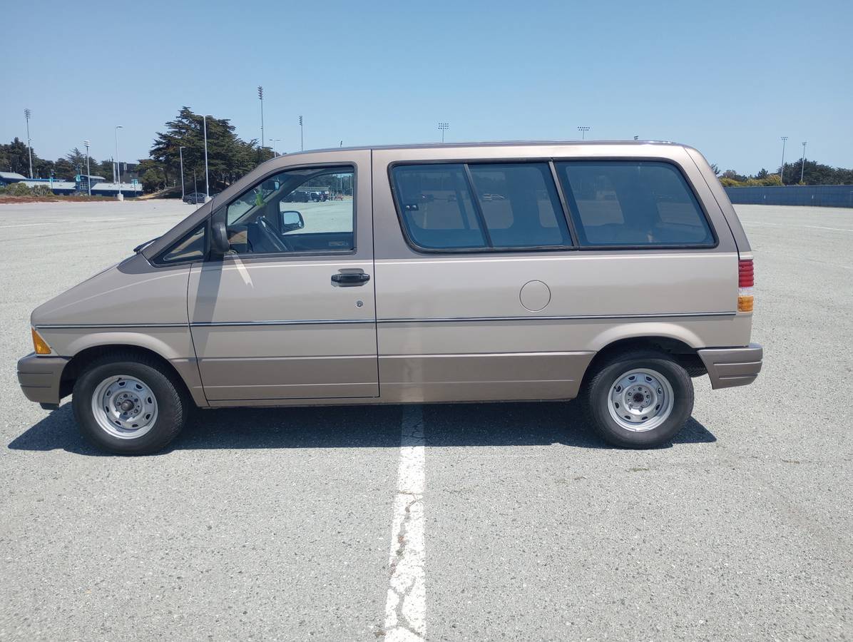 Ford-Aerostar-1990-brown