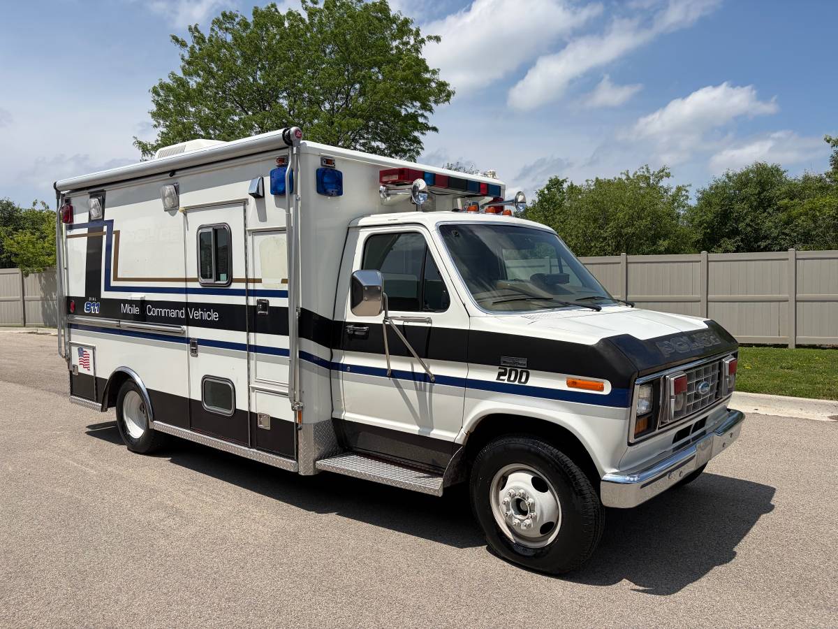 Ford-Ambulance-1986