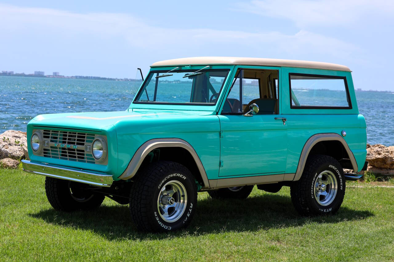Ford-Bronco-1962-Turquoise-Beige-And-Blue