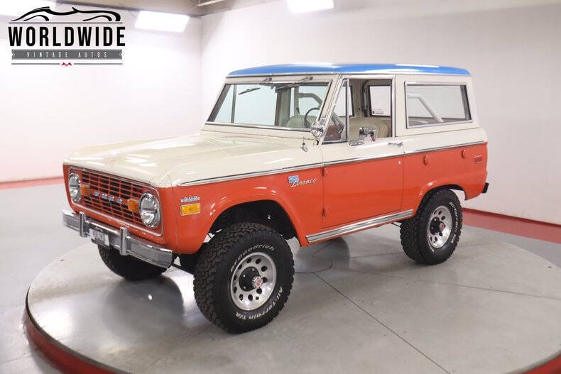 Ford-Bronco-1971-OrangeWhiteBlue-White