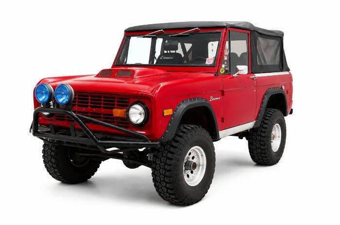 Ford-Bronco-1976-RedBlack-Top-Black