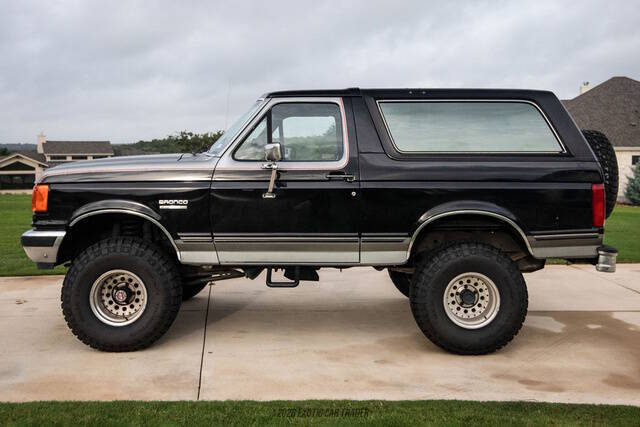 Ford-Bronco-1990