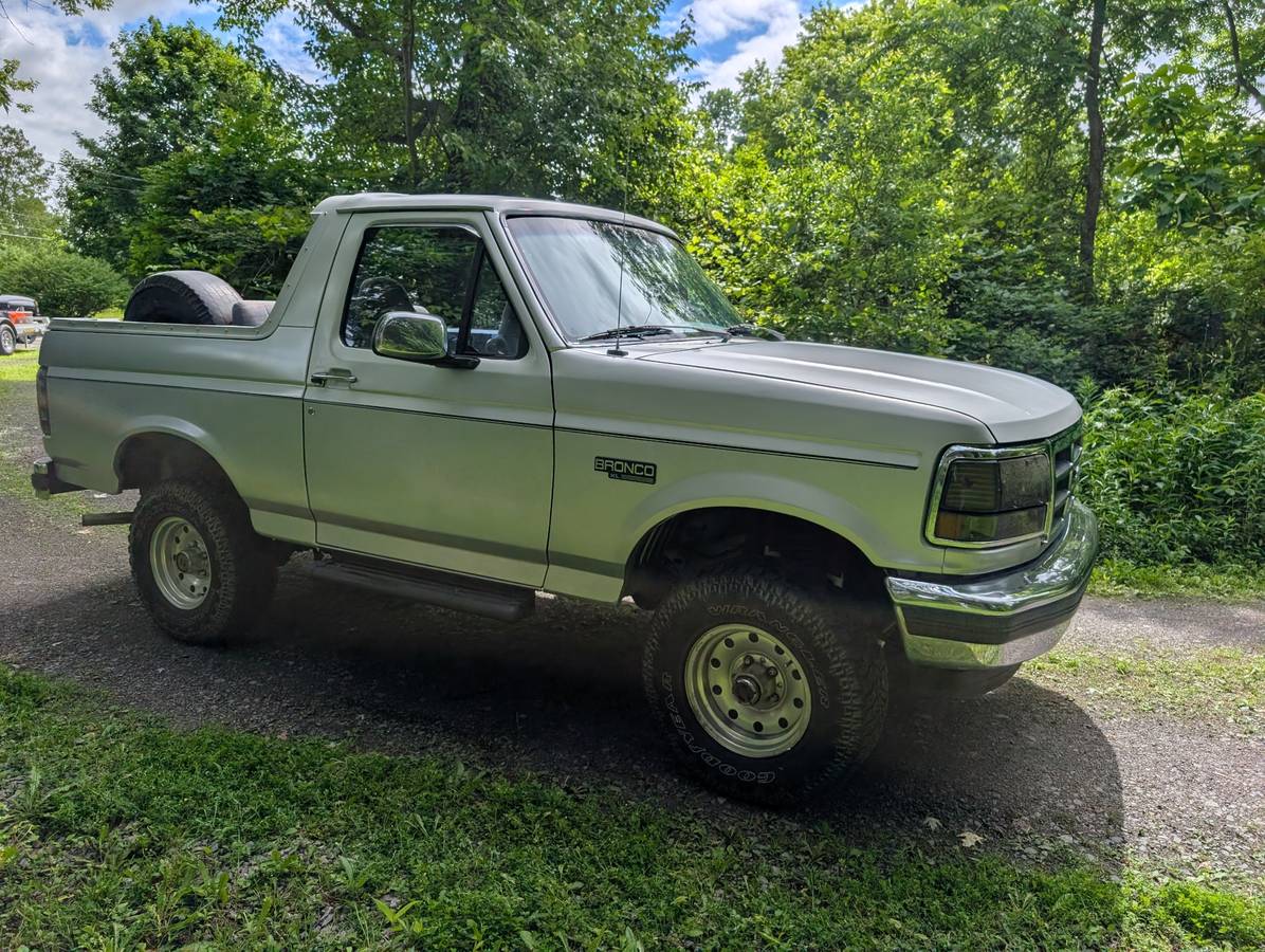 Ford-Bronco-1996-grey
