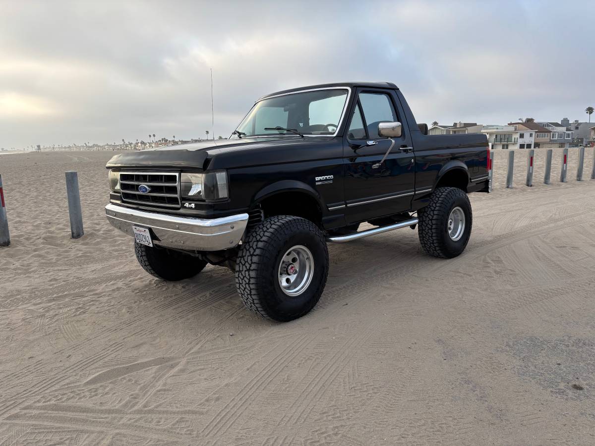 Ford-Bronco-4x4-1990-black