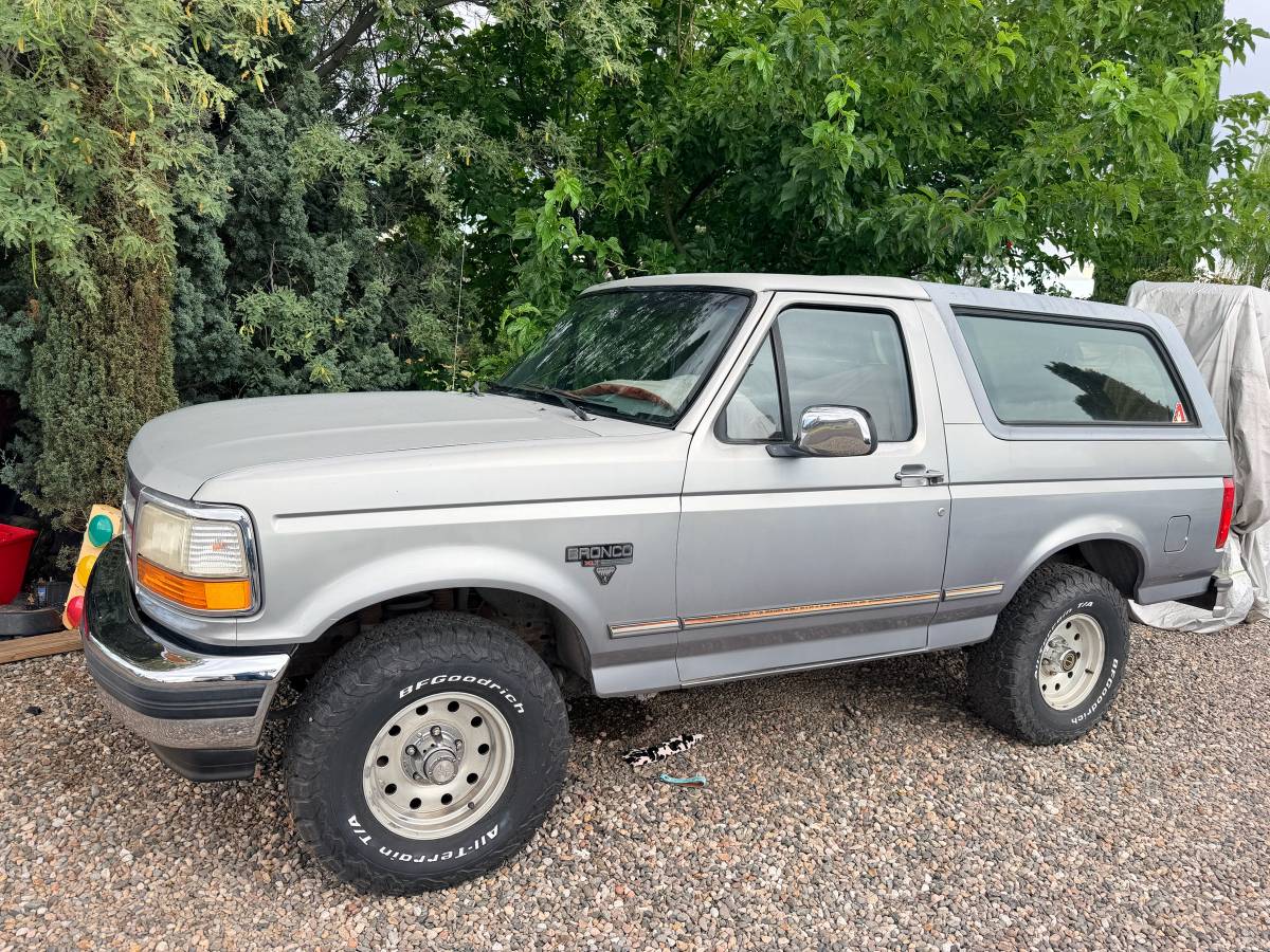 Ford-Bronco-4x4-1995-silver