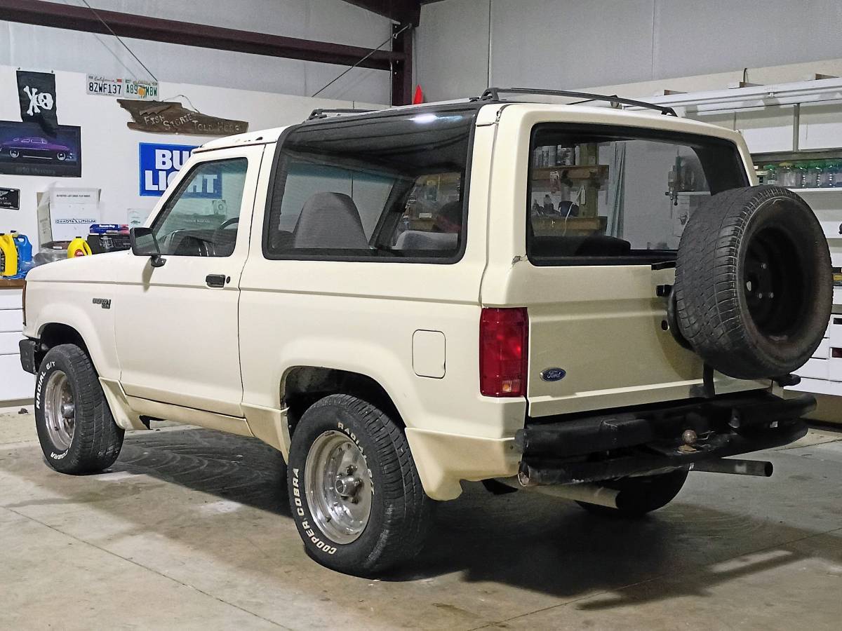 Ford-Bronco-ii-xl-sport-1990-white
