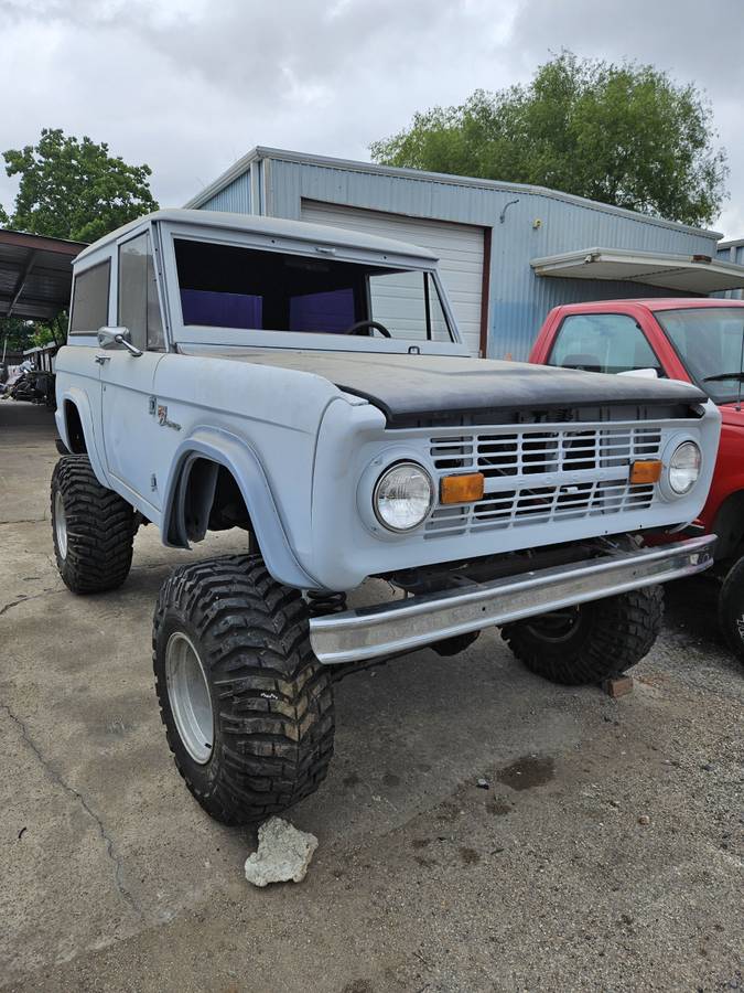 Ford-Bronco-sport-1966-grey