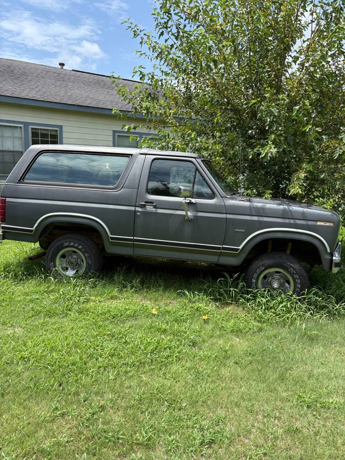 Ford-Bronco-xlt-1978-grey