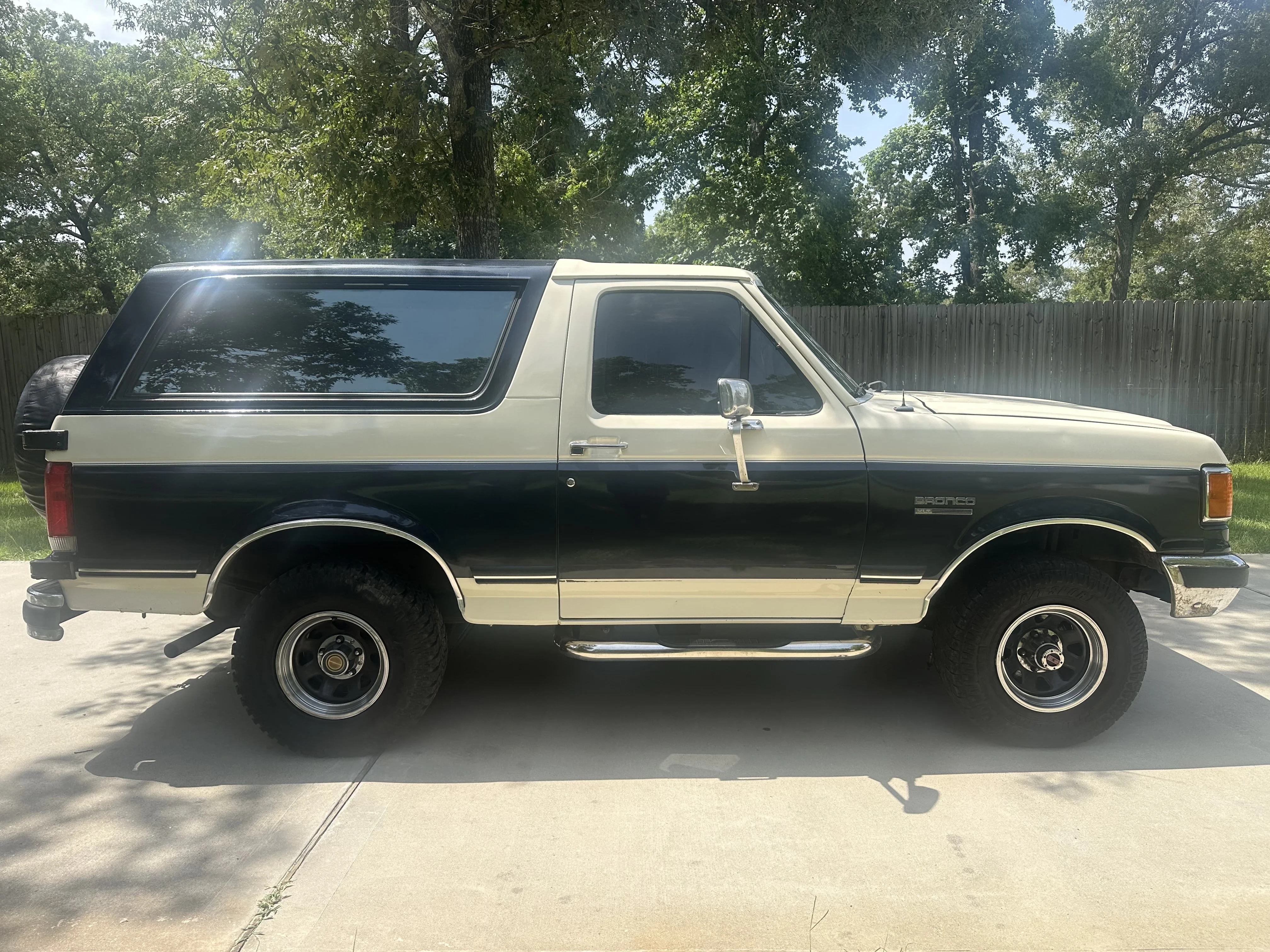 Ford-Bronco-xlt-1989-Off-White-Blue