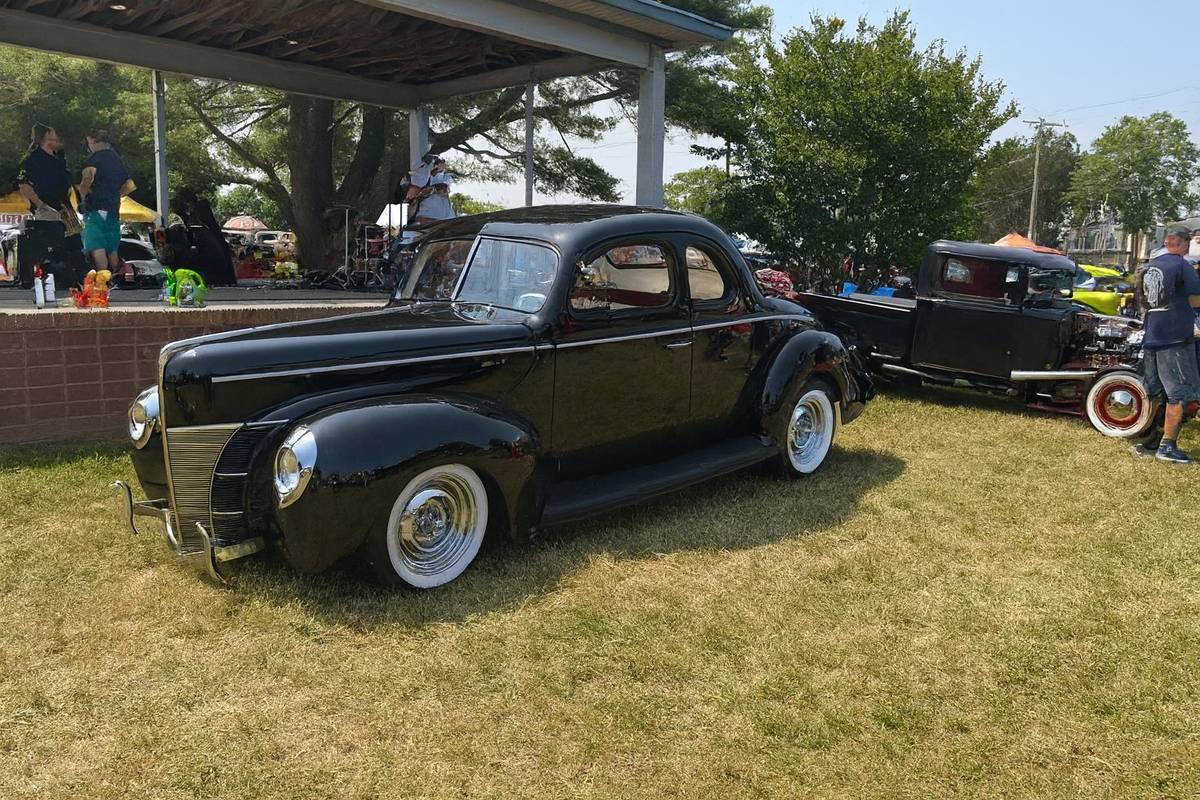 Ford-Coupe-deluxe-1940-black
