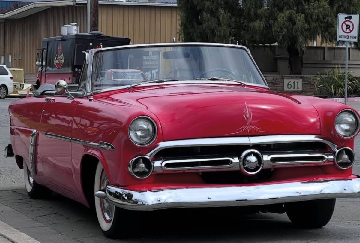 Ford-Crestline-1952-red