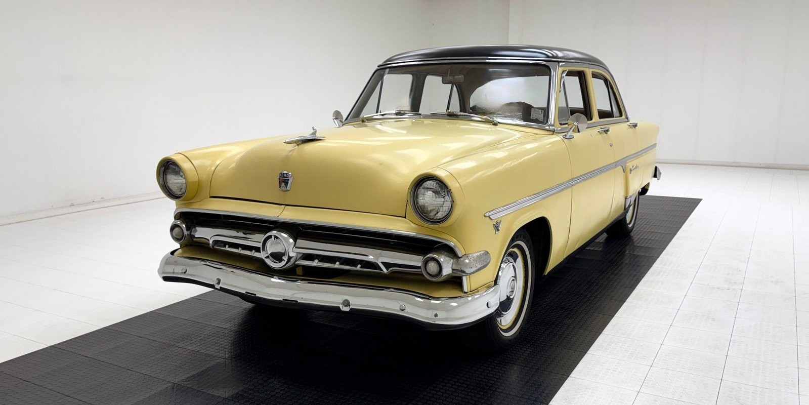 Ford-Crestline-1954-Sedan-Light-Brown