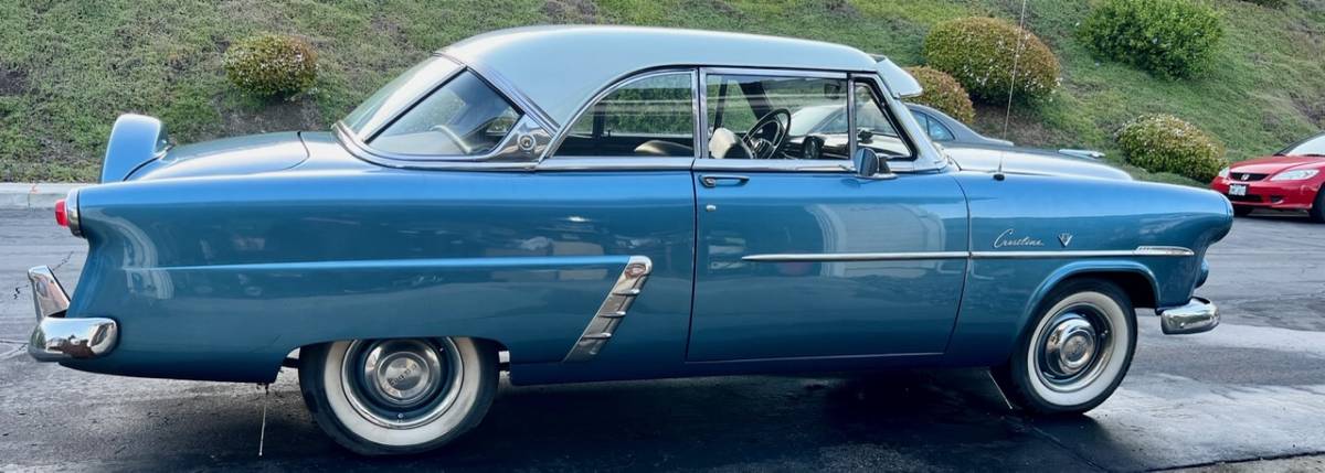 Ford-Crestline-victoria-1952-blue