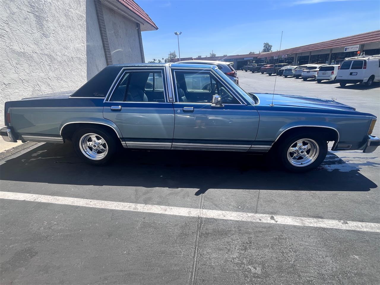 Ford-Crown-victoria-1986-2-Tone-blue-metallic-Blue