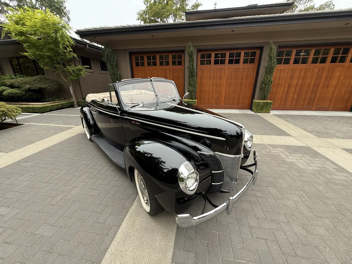 Ford-Deluxe-1940-Black-Brown