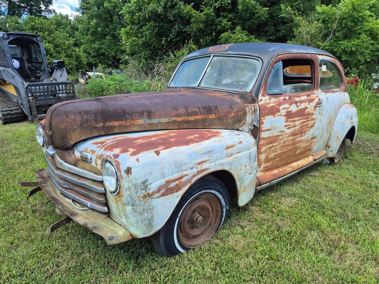 Ford-Deluxe-1947-Sedan