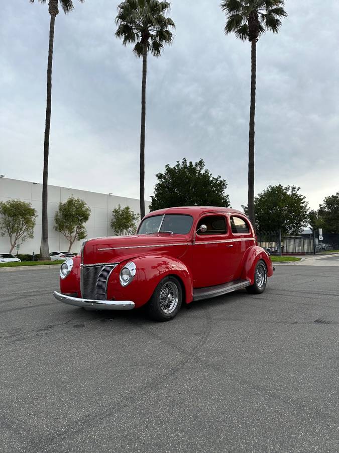 Ford-Deluxe-sedan-1940-red