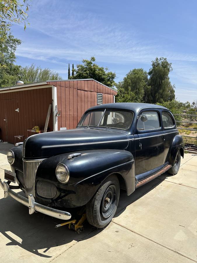 Ford-Deluxe-tudor-1941-black