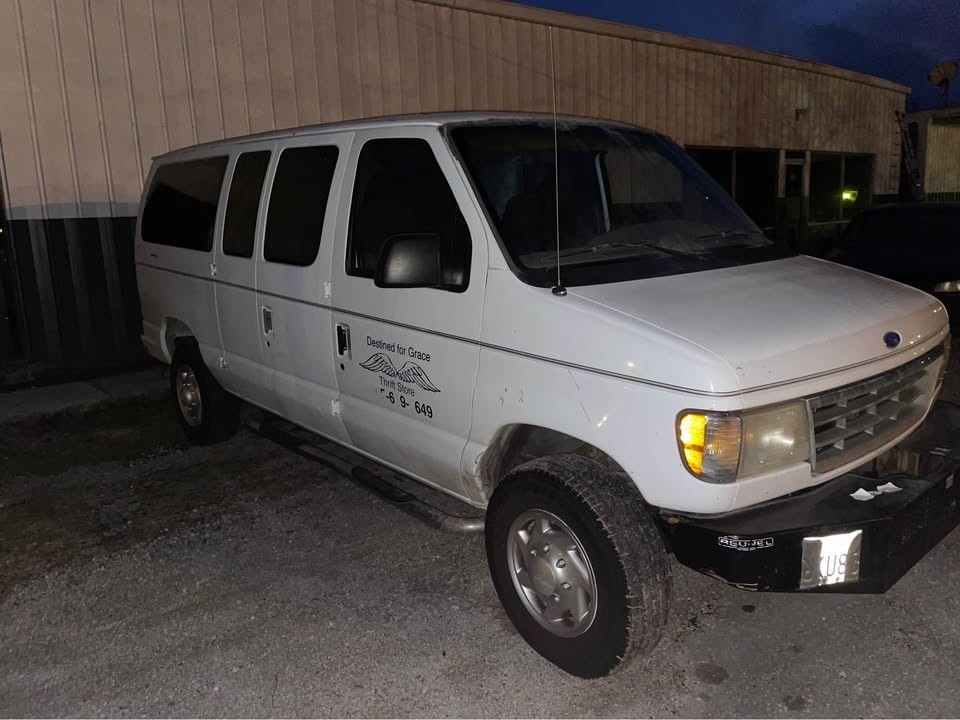 Ford-E-350-Econoline-Club-Wagon-1996-Extended-Passenger-Van