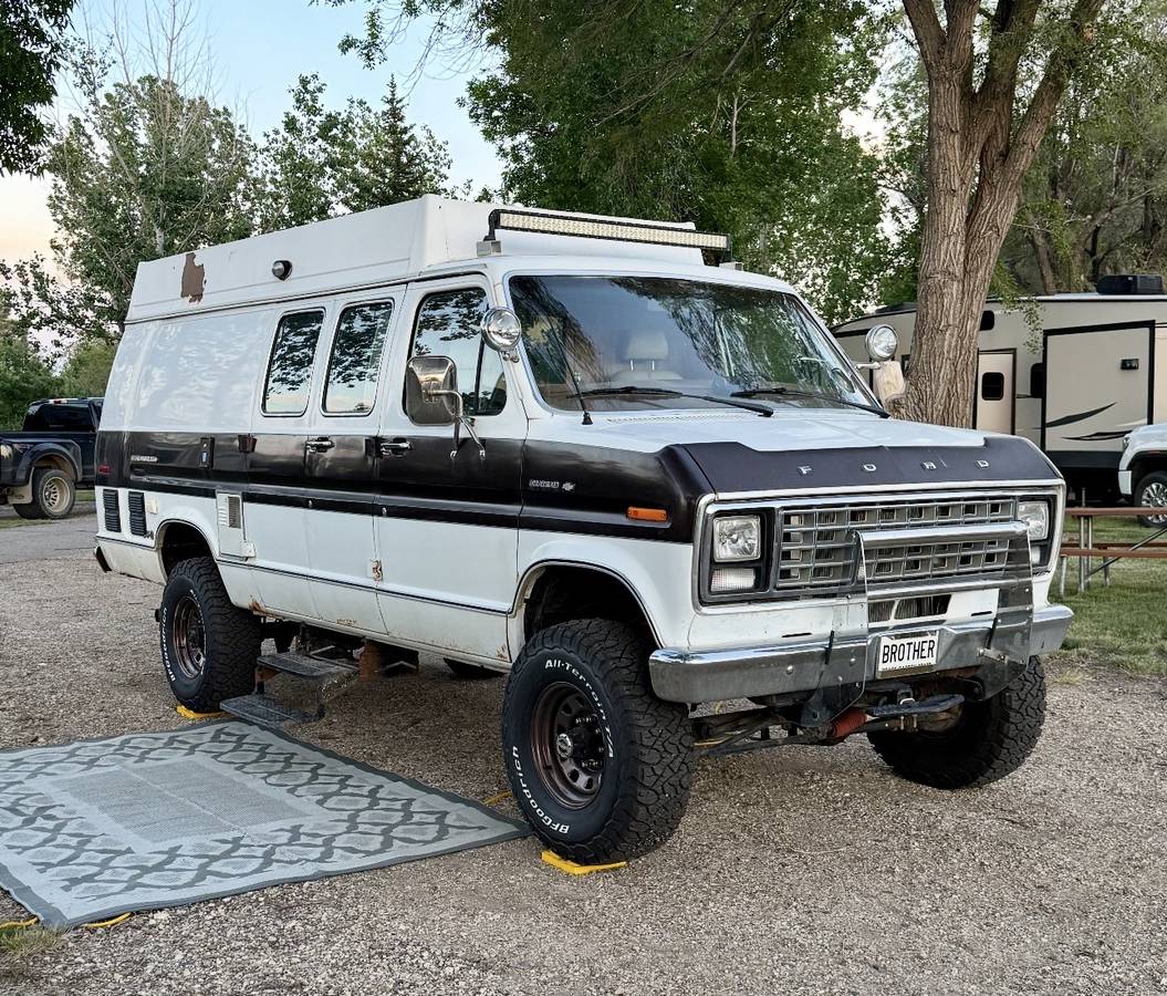 Ford-E350-chateau-1981-white