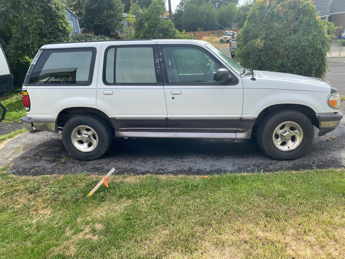 Ford-Explorer-1996-white