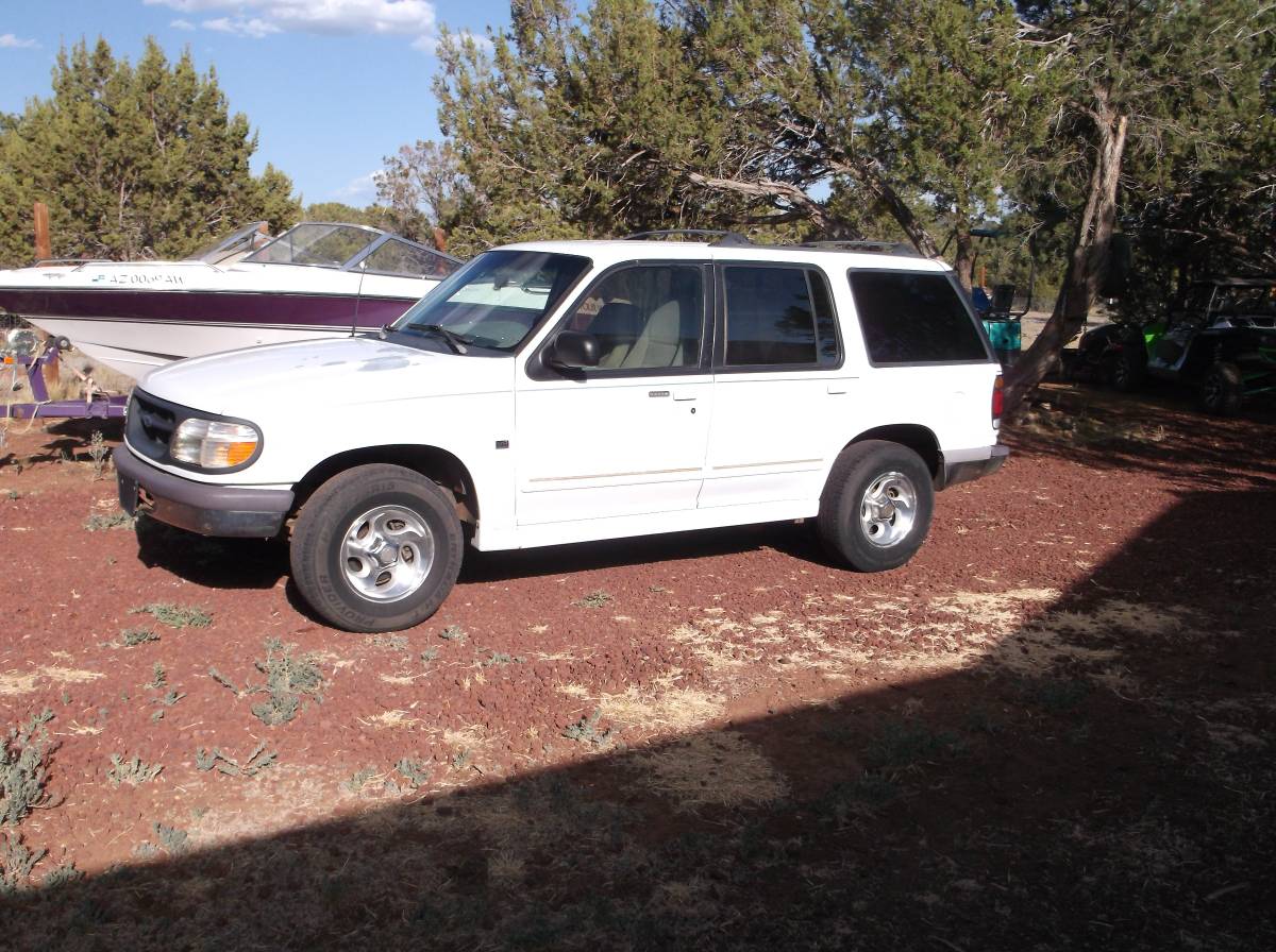Ford-Explorer-xlt-1996-white