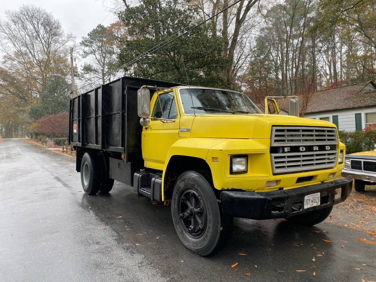 Ford-F-700-1984-yellow