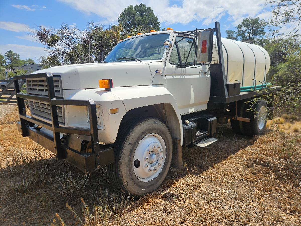 Ford-F-700-1989-white