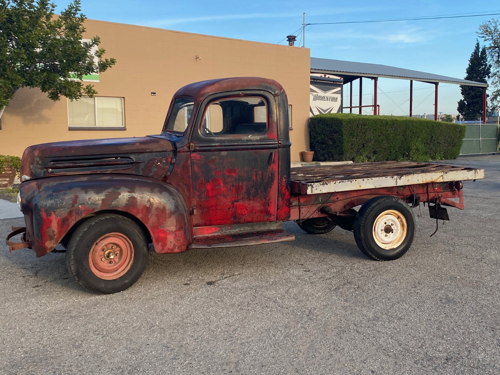Ford-F1-12-TON-FLATBED-1947-Standard-Cab-Pickup-Black