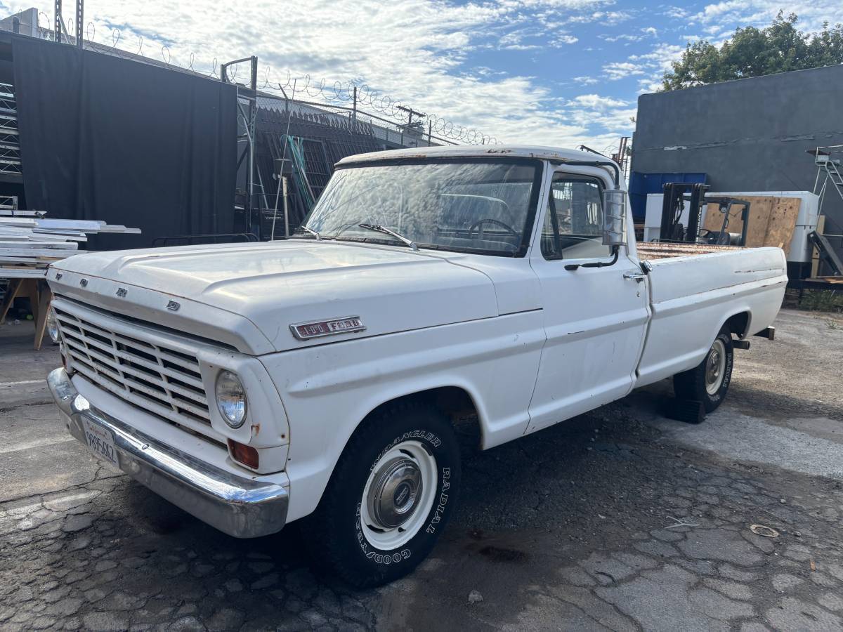 Ford-F100-pickup-1967-white