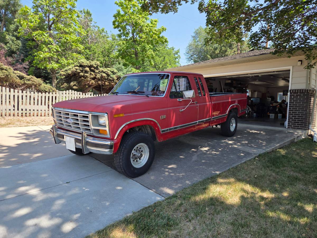 Ford-F150-lariat-supercrew-4x4-1982-red