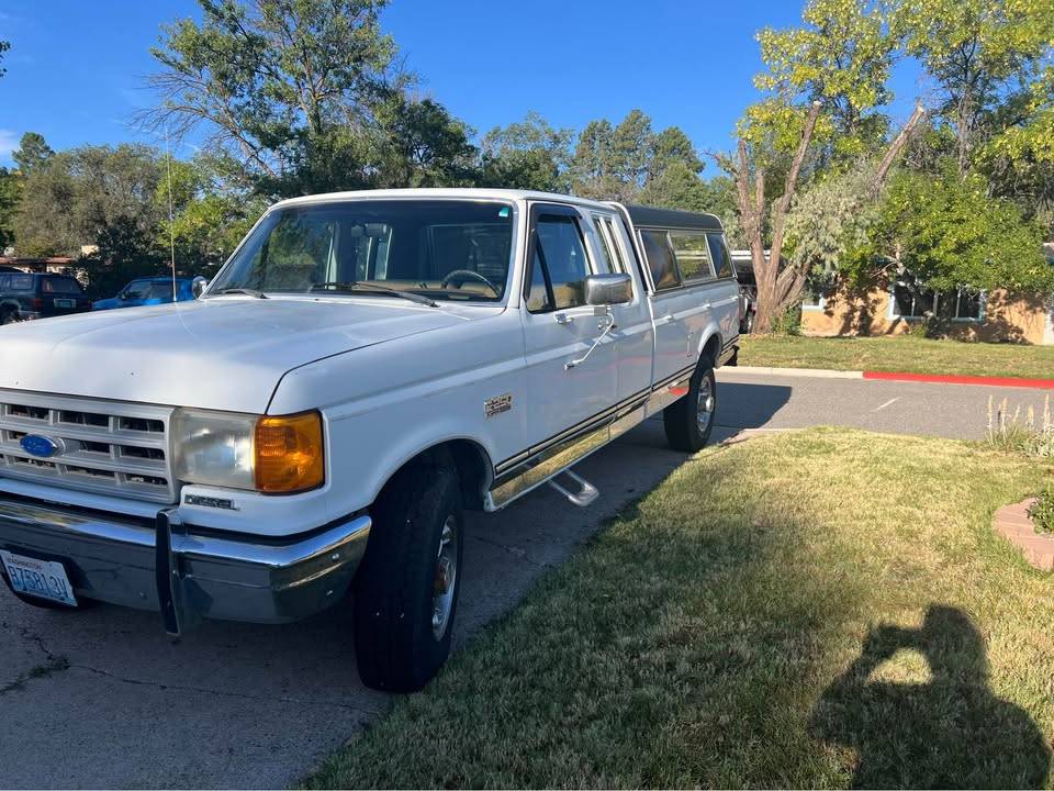 Ford-F250-lariat-1989-white