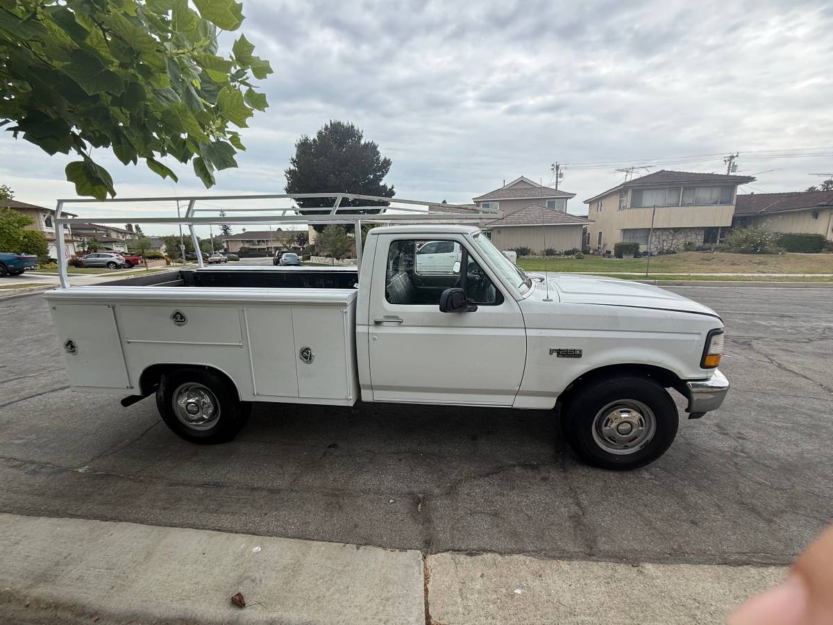Ford-F250-utility-truck-1996-white