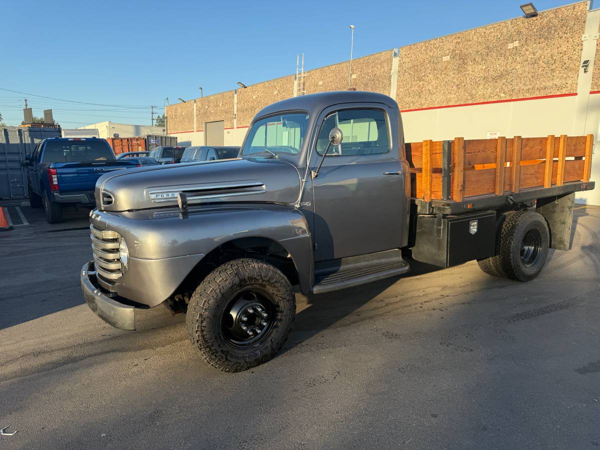 Ford-F5-stake-bed-1948-grey