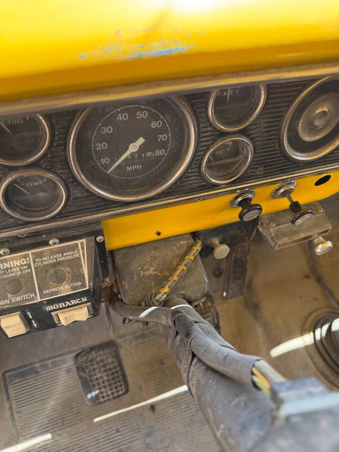 Ford-F700-1979-yellow