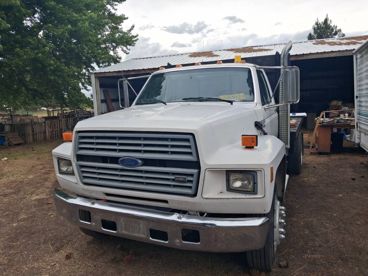 Ford-F700-1990-white