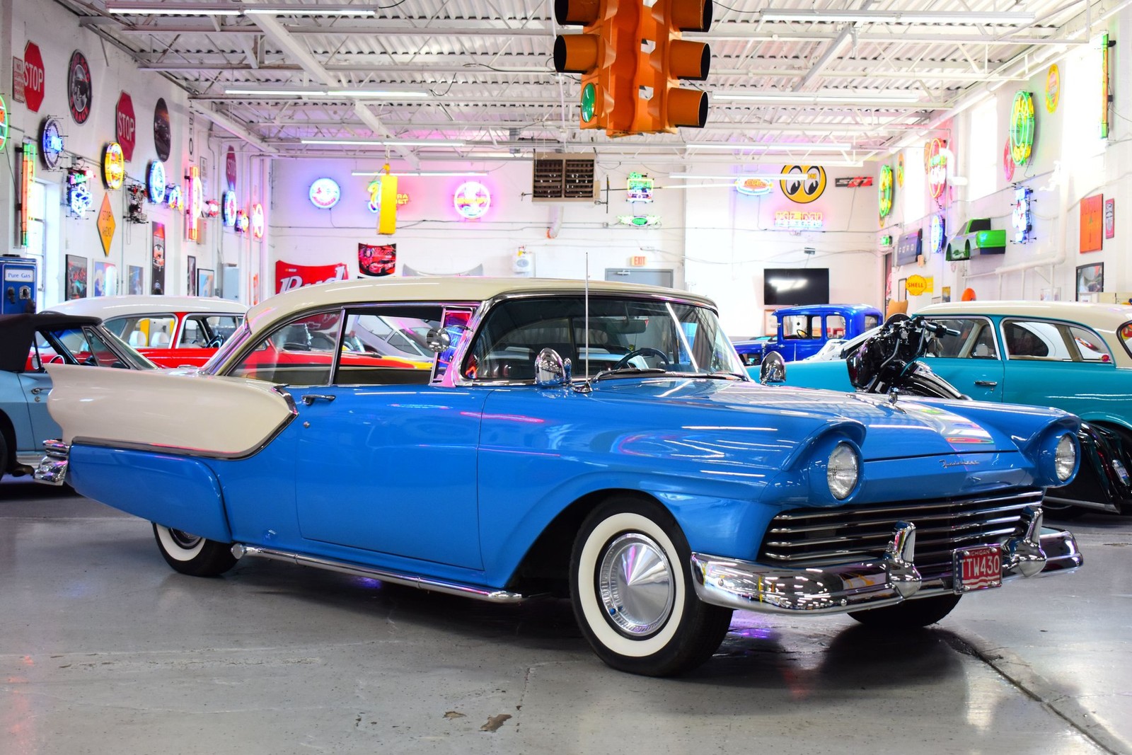 Ford-Fairlane-1957-White