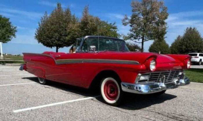 Ford-Fairlane-500-1957-Red-White-Top