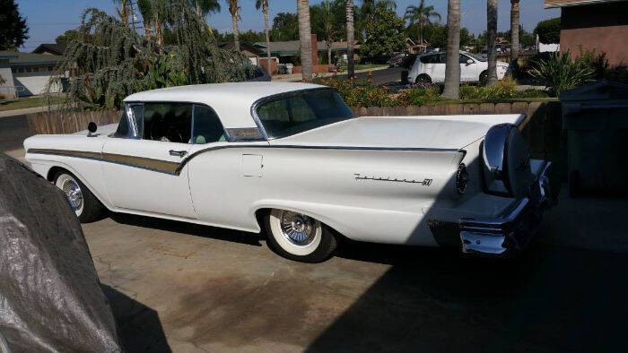 Ford-Fairlane-500-1957-White