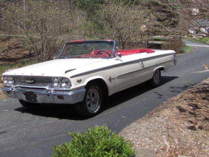 Ford-Galaxie-500-1963-WhiteBlack-Top-Red