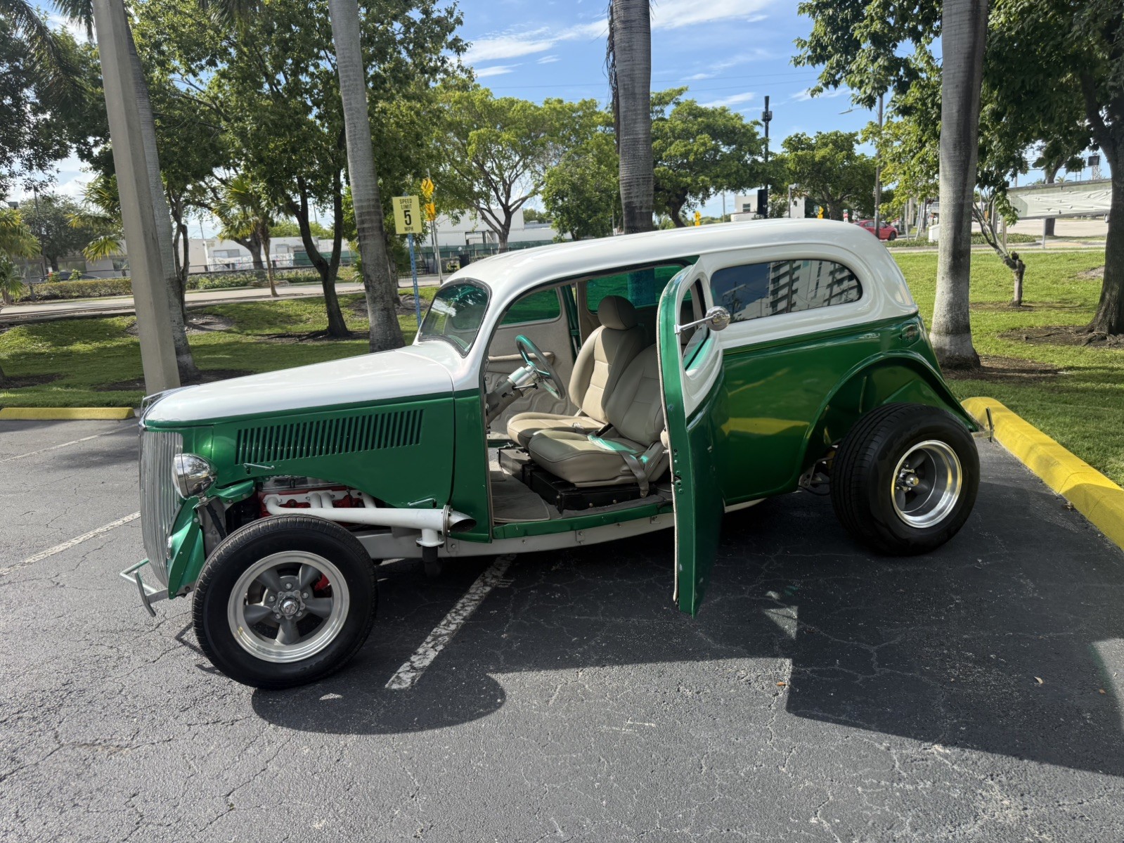 Ford-HOT-ROD-1936-Sedan