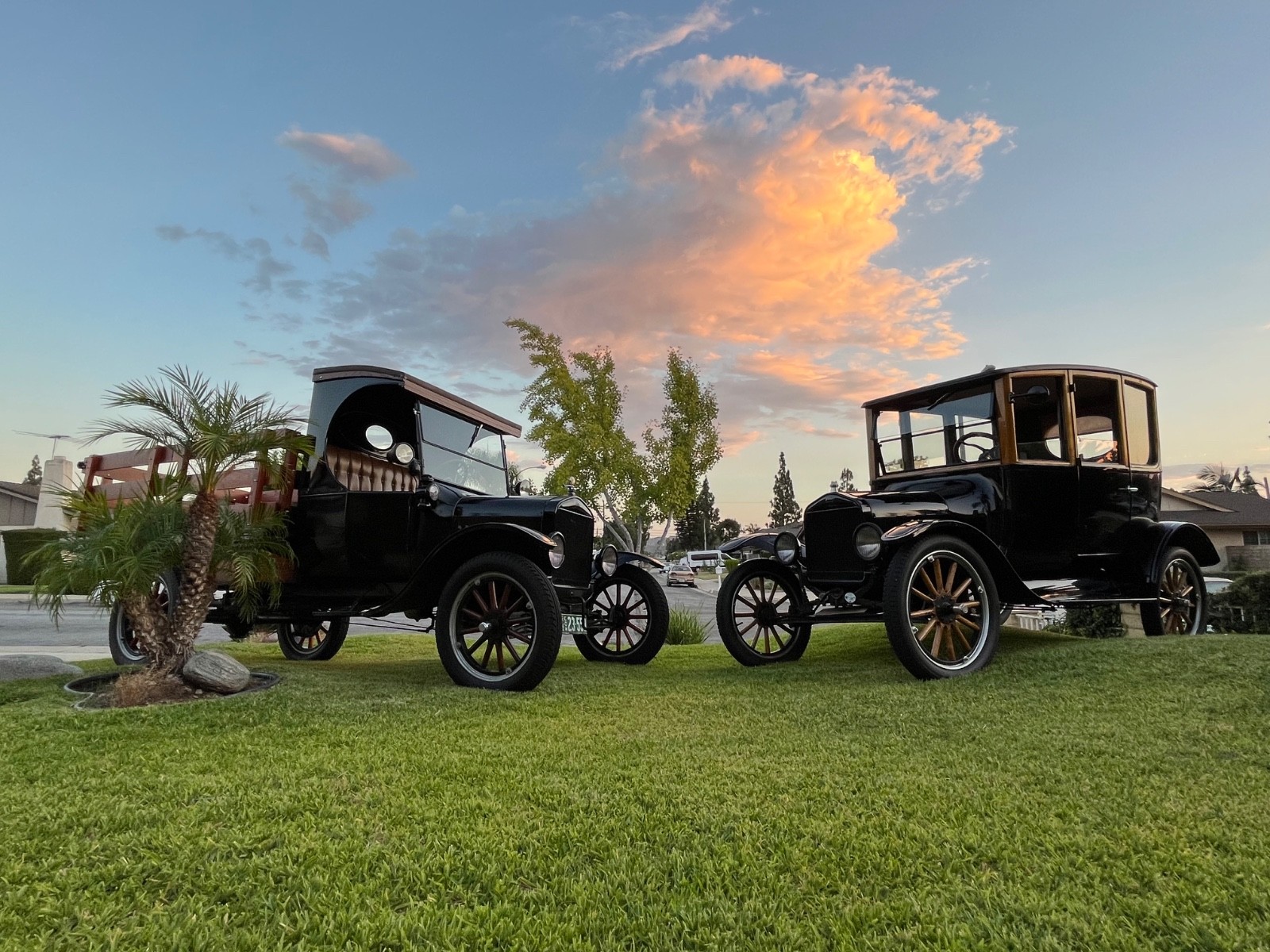 Ford-Model-T-1921-Centerdoor-sedan-tanlavender