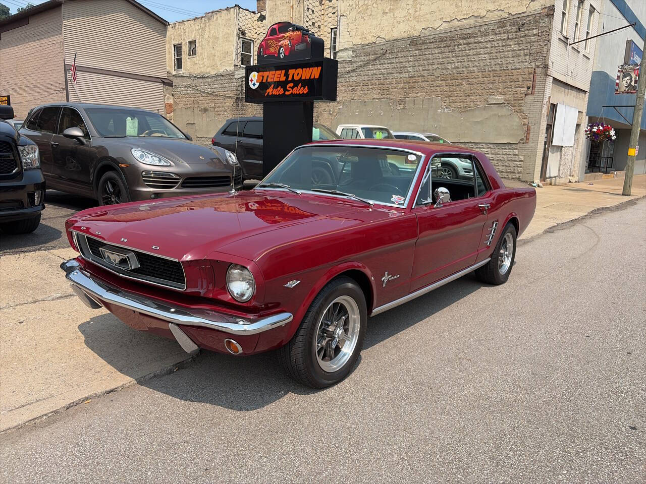 Ford-Mustang-1966-Maroon-Black