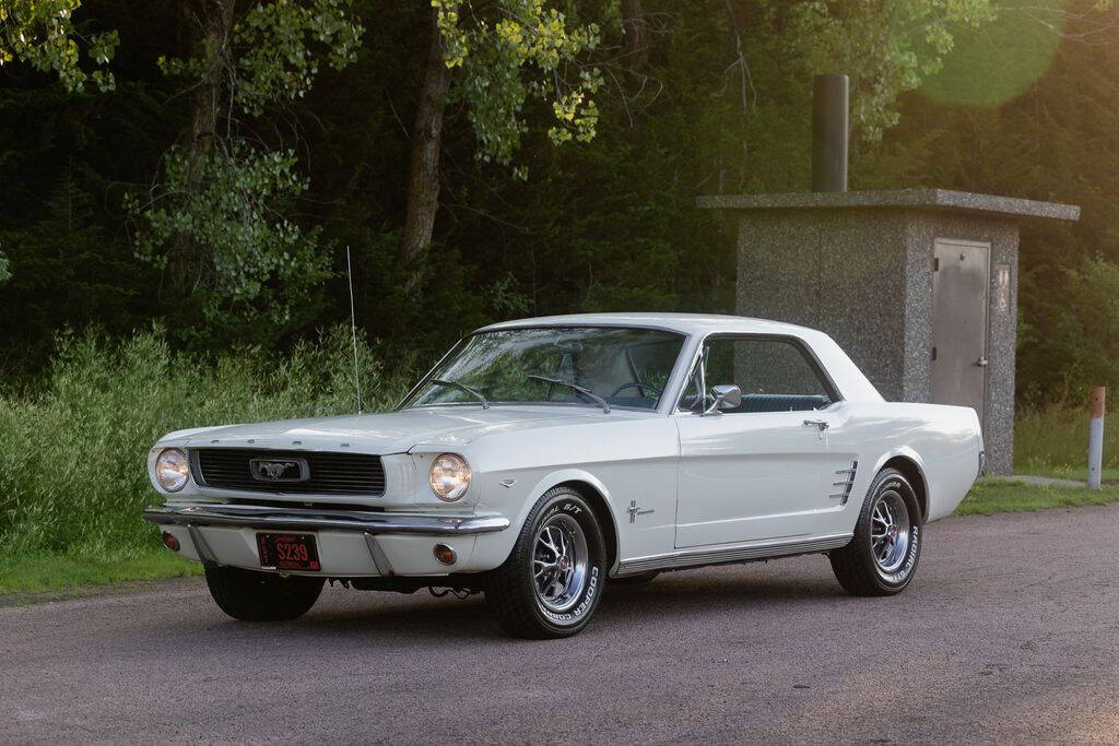 Ford-Mustang-1966-White-Blue-White