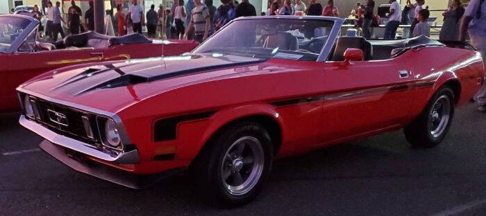 Ford-Mustang-1973-Red-Black-Stripes-BlackRed-Stitching