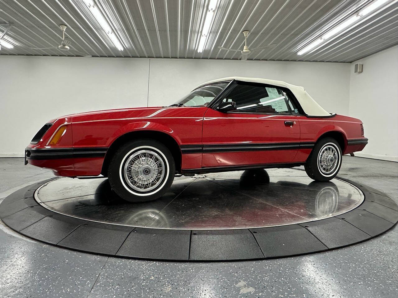 Ford-Mustang-1983-Red
