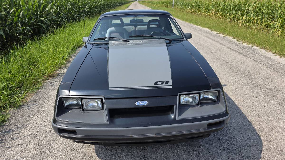 Ford-Mustang-1985-black