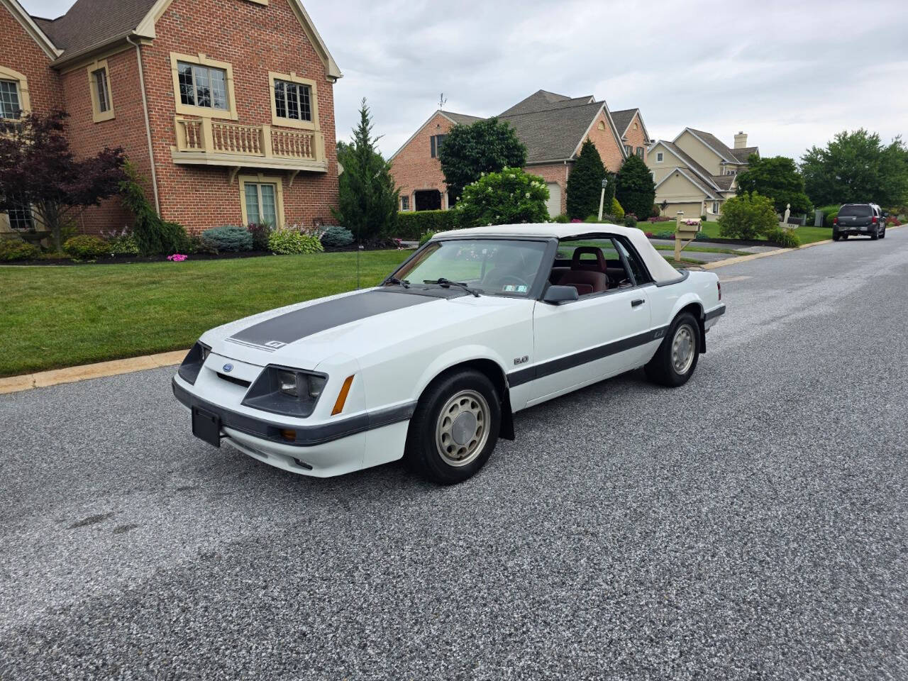 Ford-Mustang-1986-White-Red