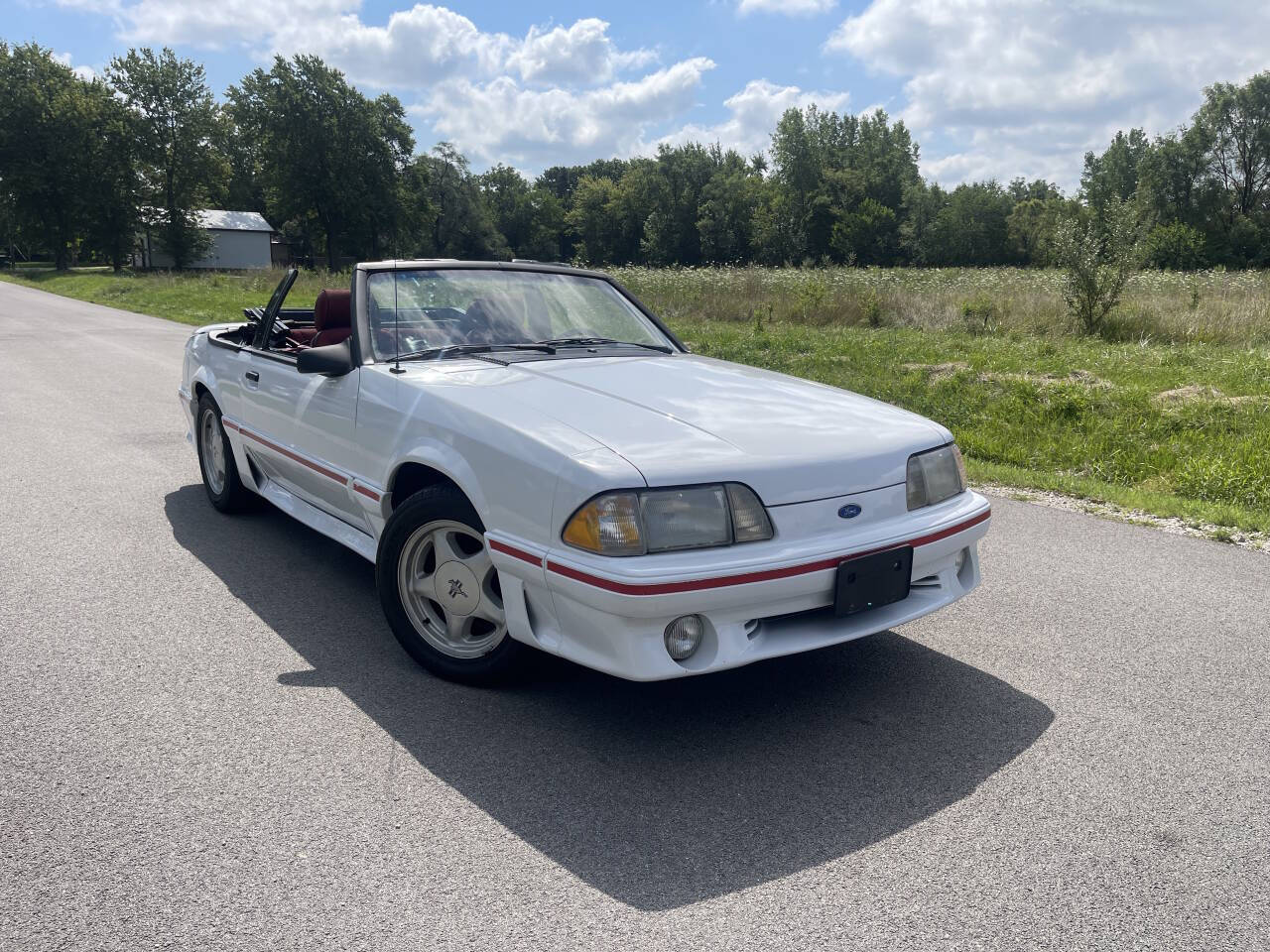 Ford-Mustang-1988-White-Red
