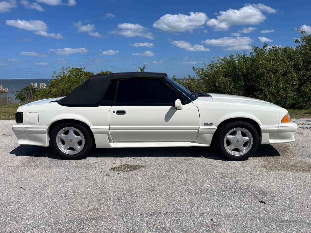 Ford-Mustang-1988-white